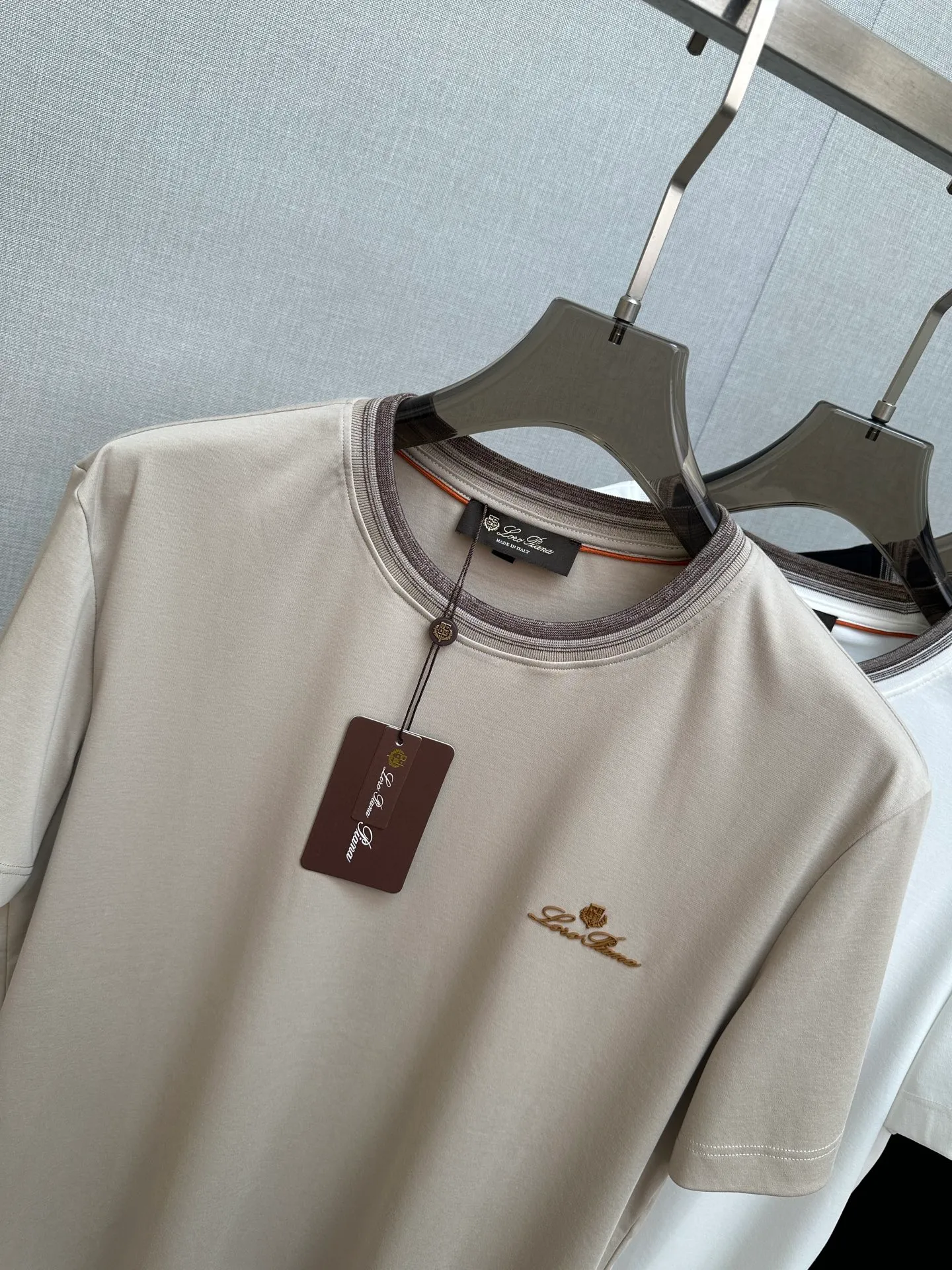 LP top quality 2026 new short sleeves! Original custom fabric, soft to the touch. Top imported private goods, fashionable design and trendy short sleeves, without losing luxury. There is no doubt about the quality. The upper body effect is awesome, luxury official website Same Style! Size: M-3XL